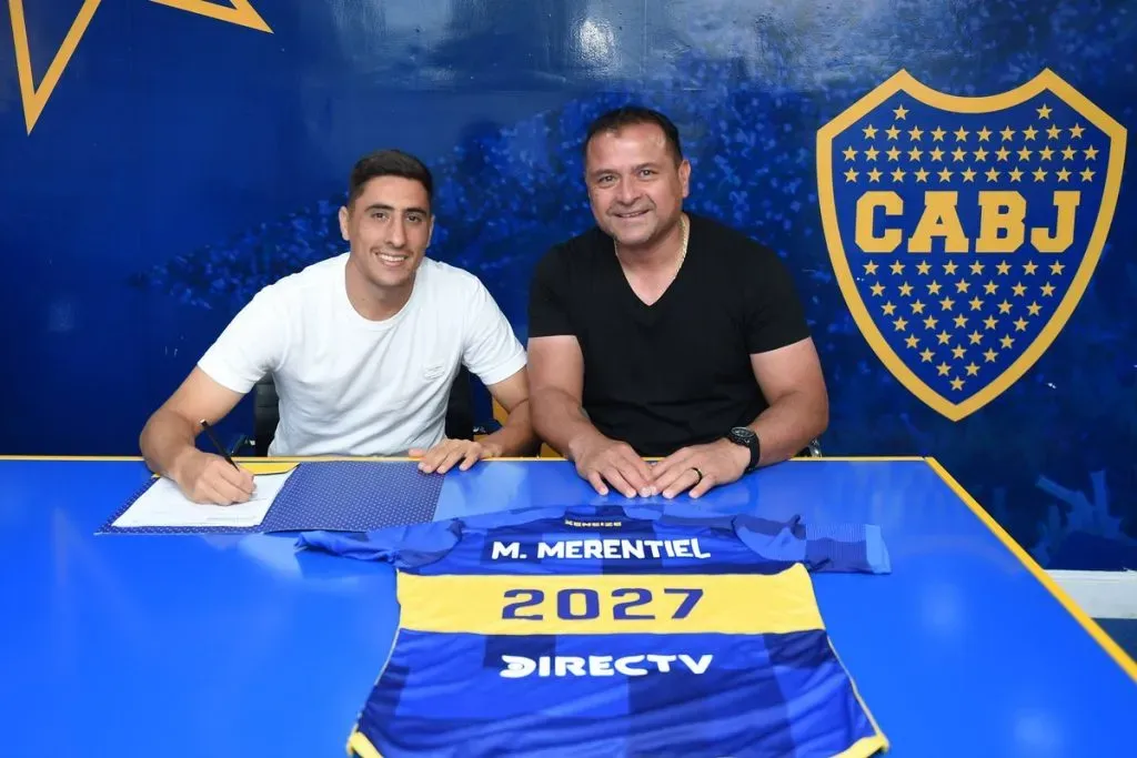 El momento de la firma del contrato. (Foto: Prensa Boca)