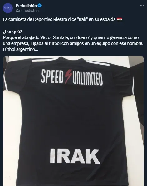 La explicación de por qué ‘IRAK’ en la camiseta de Riestra (Twitter @periodistan_).