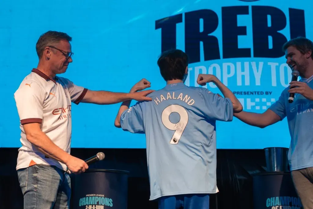 Paul Dickov y Francisco Cánepa le entregan la camiseta al ganador del sorteo. (Foto: Samba Digital)