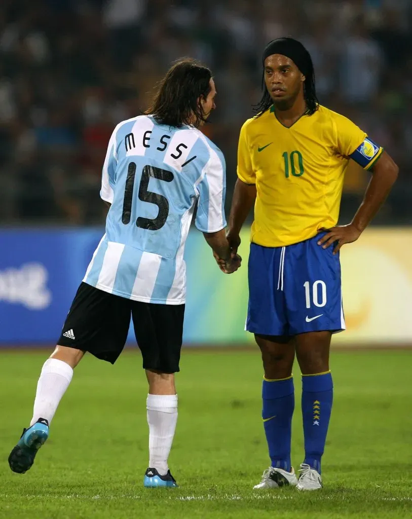 Messi y su saludo a Ronaldinho en la goleada argentina a Brasil en Beijing 2008 (Getty)