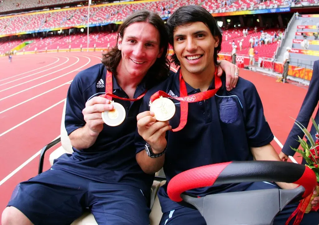 Messi y su amigo Kun mostrando la presea dorada en Beijing (Getty)