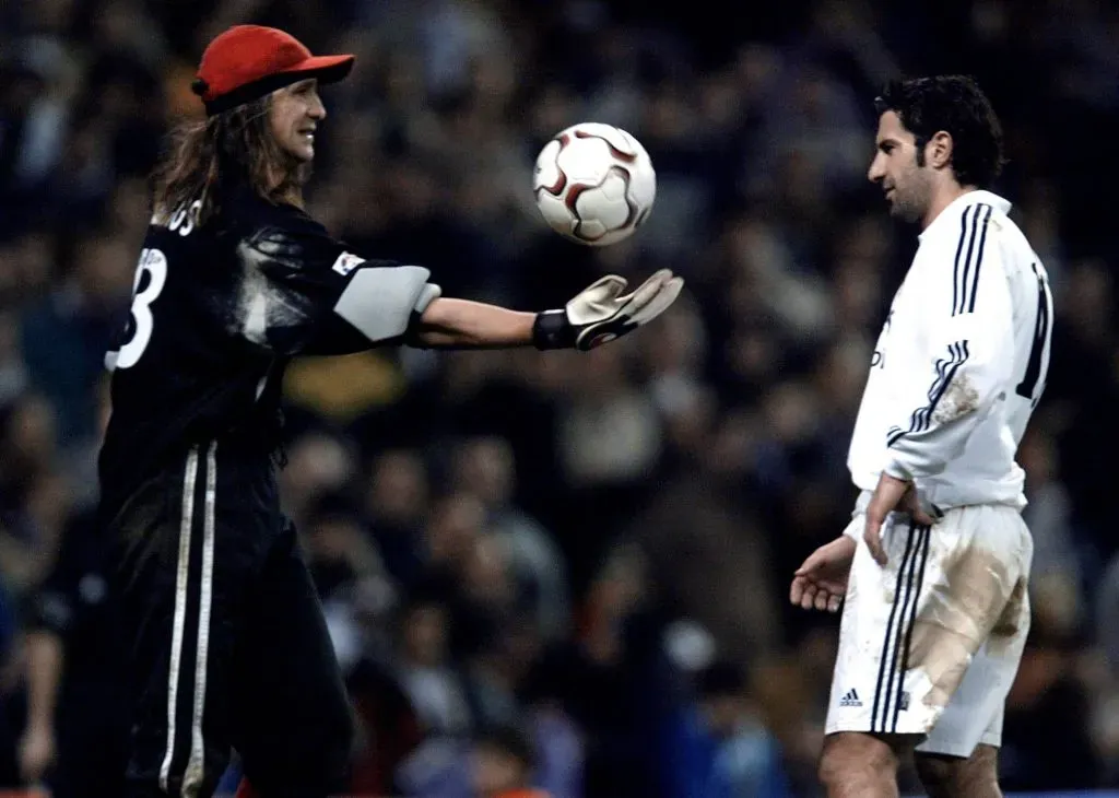 El Mono, siempre con un look que lo diferenciaba del resto de los arqueros, frente a Luis Figo en un clásico de Madrid, en 2003. (Foto: Imago)