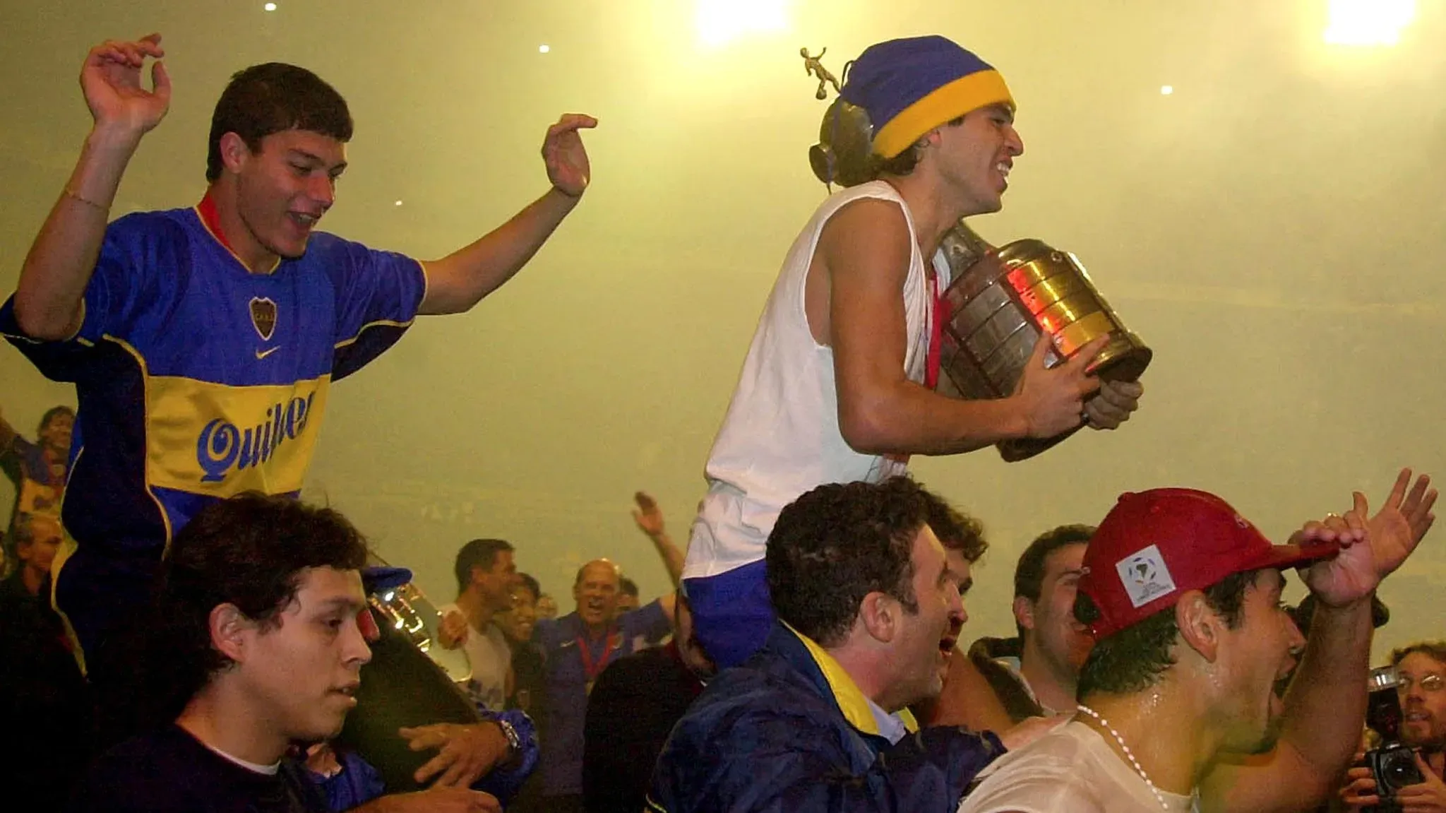 El festejo de Sebastián Battaglia y Juan Román Riquelme en la Bombonera tras vencer a Cruz Azul. Getty Images.