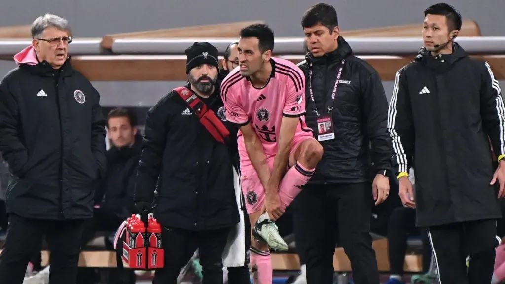Busquets y su problema en el tobillo izquierdo le impide jugar ante Newell’s (Getty Images).