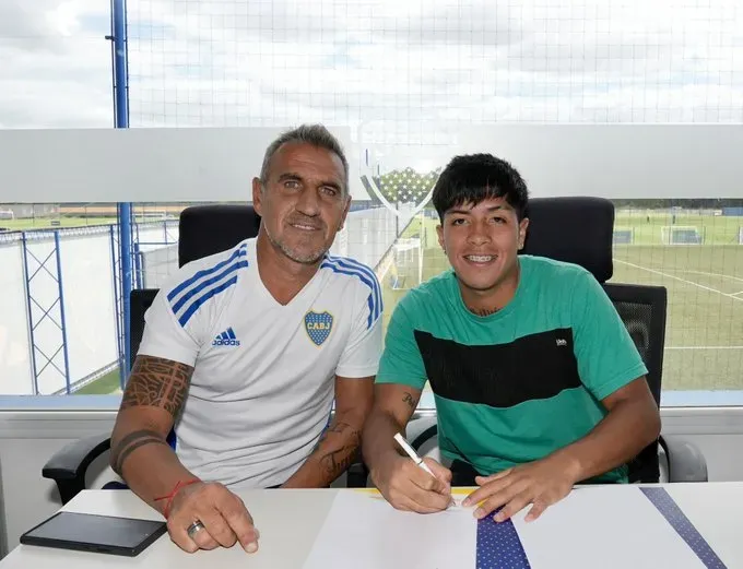Payal cumplió el sueño de firmar su primer contrato profesional en Boca.