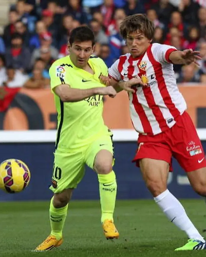 Sebastián Dubarbier marcando a Messi antes del intercambio de camisetas. (Instagram: @SebaDubar)