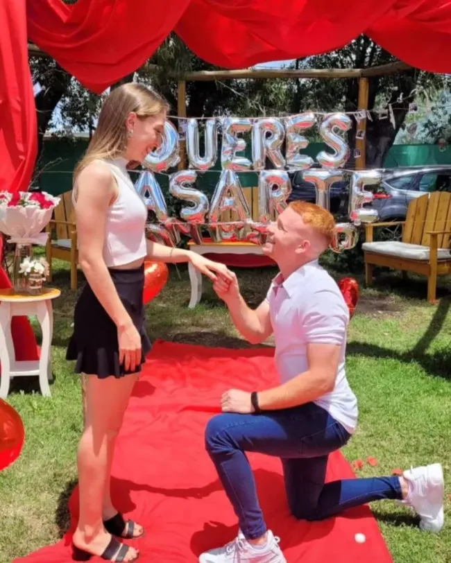Franco Robledo junto a Camila, su pareja, al proponerle matrimonio. (Foto: Instagram).