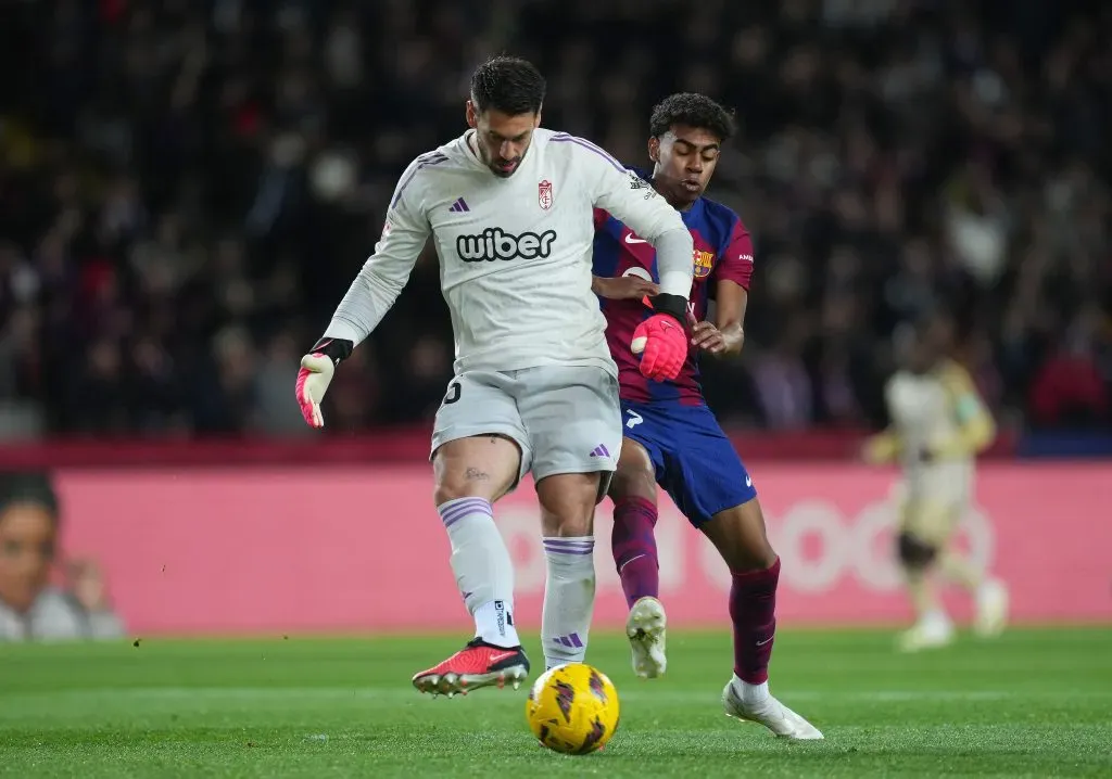 Augusto Batalla enfrentando al Barcelona con la camiseta del Granada. (Foto: Getty).