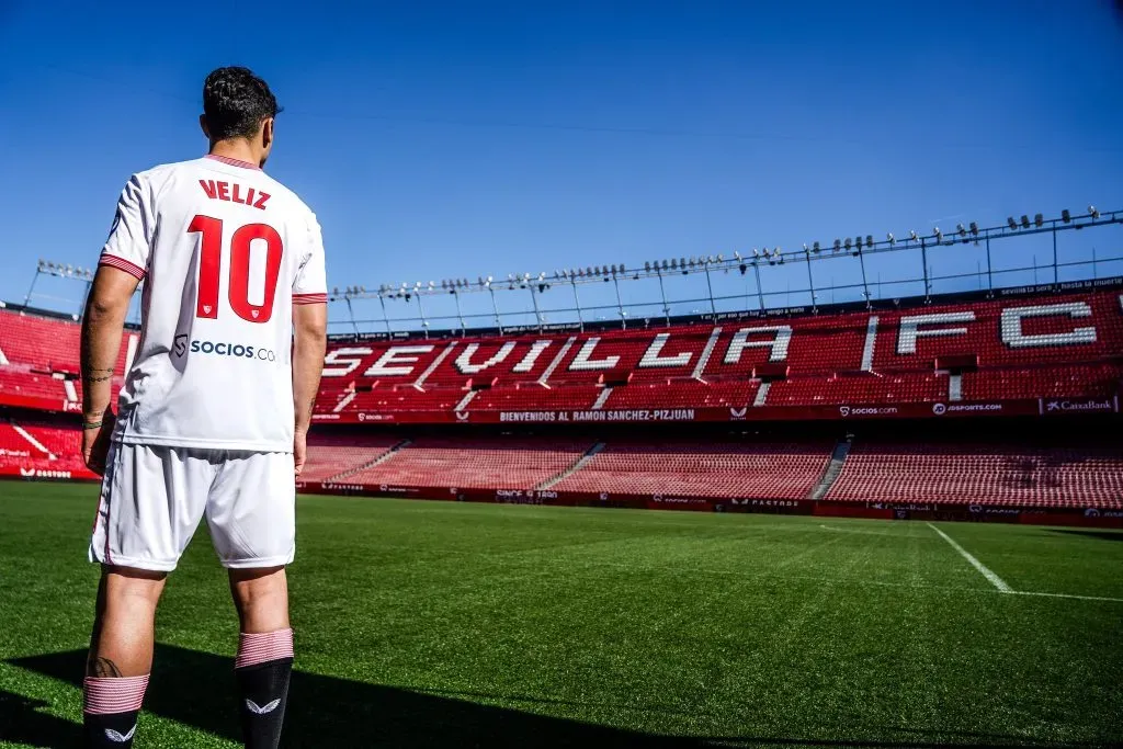 Véliz recibió la 10 que usó Maradona en Sevilla.