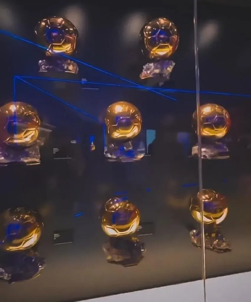Los ocho balones de oro de Messi en el museo del Barcelona.