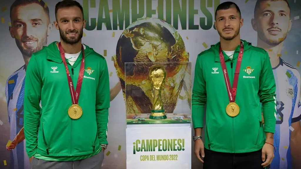 Germán Pezzella y Guido Rodríguez, en el dia que fueron reconocidos por el Real Betis por su título en la Copa del Mundo.