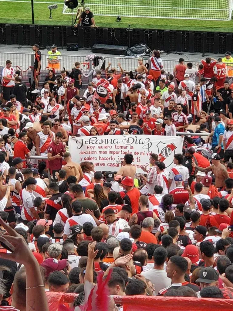 La imagen del cartel en donde se vio la propuesta de casamiento (Bolavip).