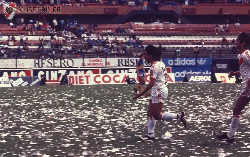 Alejandro Montenegro grita su gol ante Boca en 1985. (Foto: @MuseoRiver).