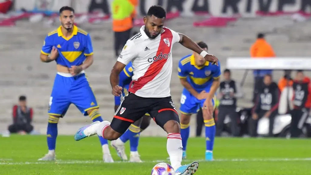 Borja ejecutando el penal contra Boca en el último minuto. (Foto: Getty)