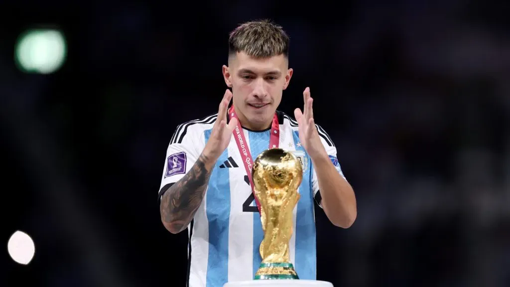 Lisandro Martínez sigue recuperándose de una lesión de rodilla (Getty Images).