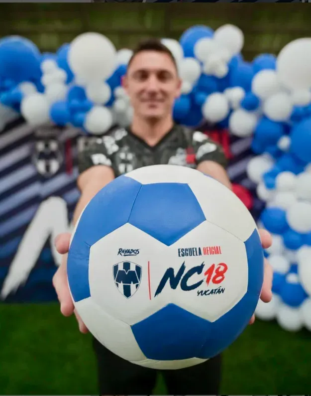 Neri mostrando la pelota que lanzó junto a Rayados para la escuela de fútbol. (Foto: Instagram @rayadosyucatannc18).
