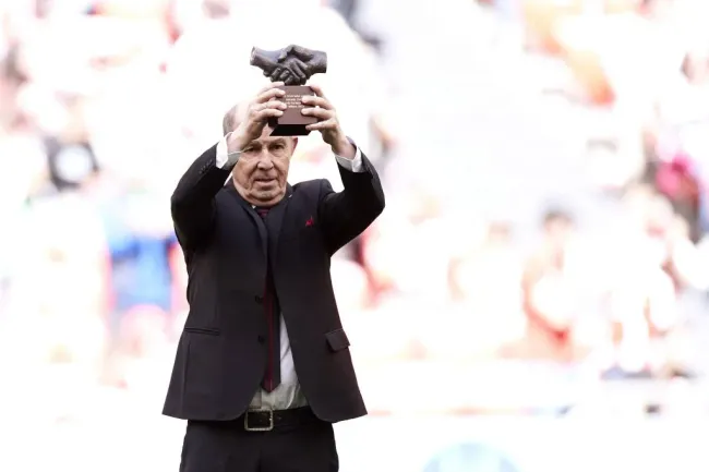 Ricardo Bochini recibiendo el One Club Man Award que entrega el Athletic Club en Bilbao. (Foto: IMAGO)