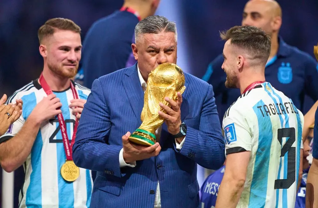 Claudio Tapia con la Copa del Mundo en Qatar. (Foto: IMAGO).