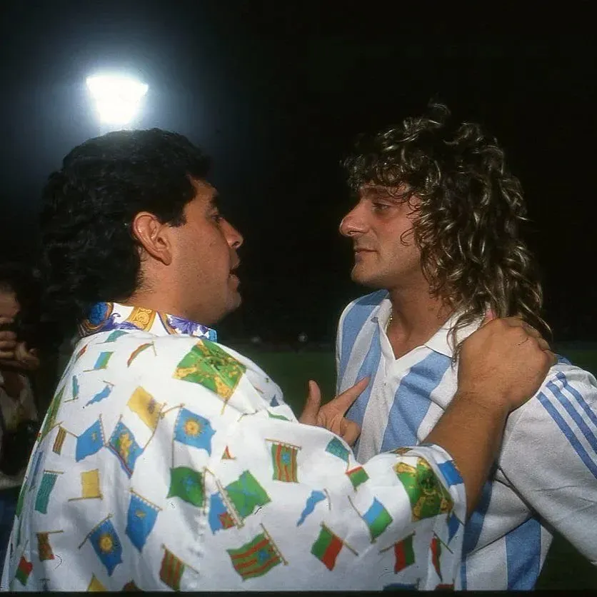 “La foto más linda que tengo”, dice cuando la ve. Maradona y el Turco en Mar del Plata.