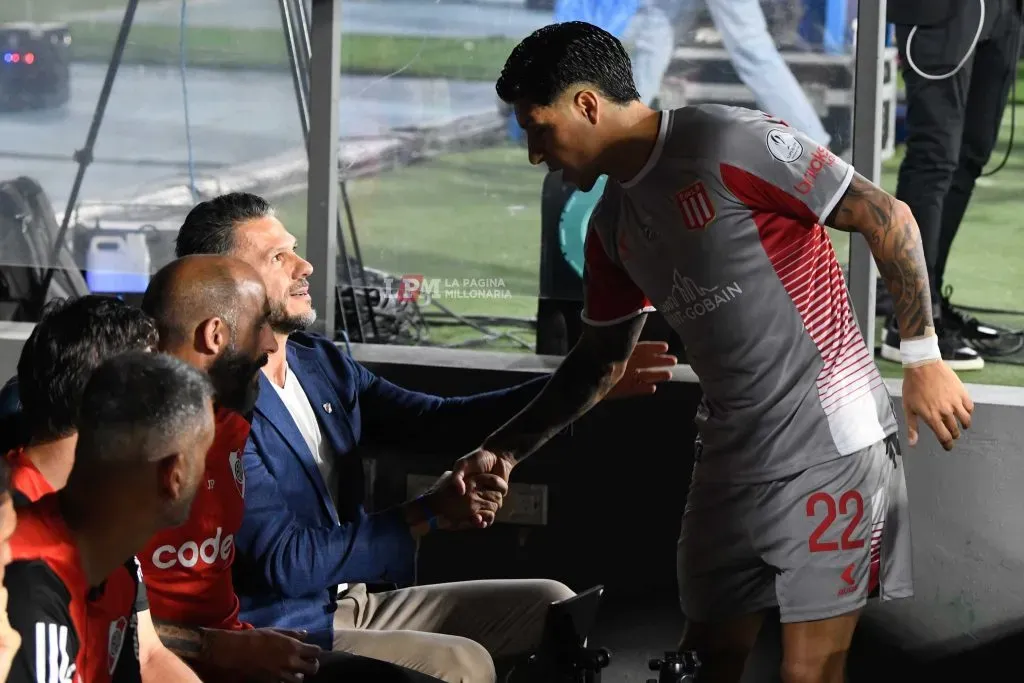 El apretón de manos entre Micho y Enzo antes del arranque de la final en Córdoba. (Foto: La Página Millonaria).