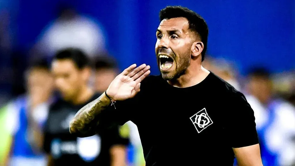 Carlos Tevez no podrá dirigir si no abona una multa económica.