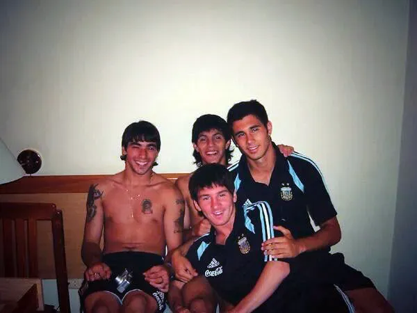 Almerares junto a Messi, Lavezzi y Barrientos.