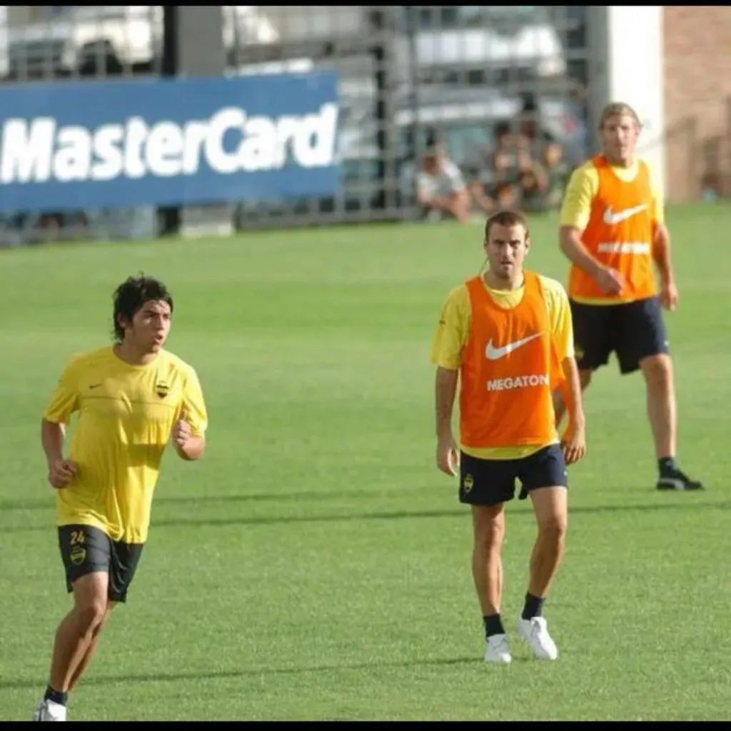 Benavídez, en una práctica con Palacio y, de fondo, Palermo (Instagram @exe.benavidez).