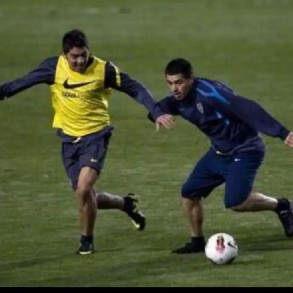 Benavídez, marcando a Riquelme en una práctica de Boca (Instagram @exe.benavidez).