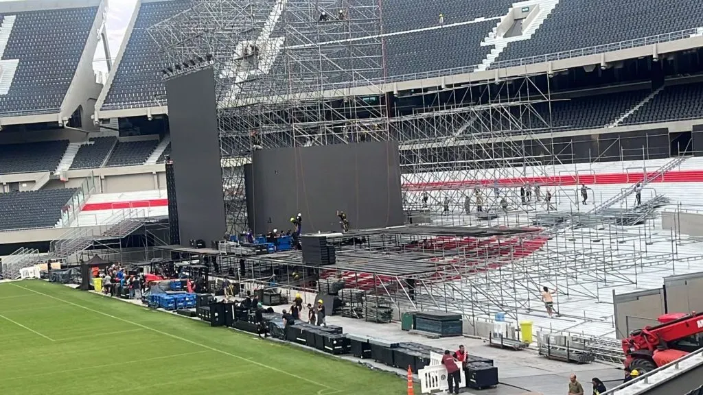 El escenario, sobre la Centenario Inferior para evitar dañar el campo de juego. (Foto: Bolavip).