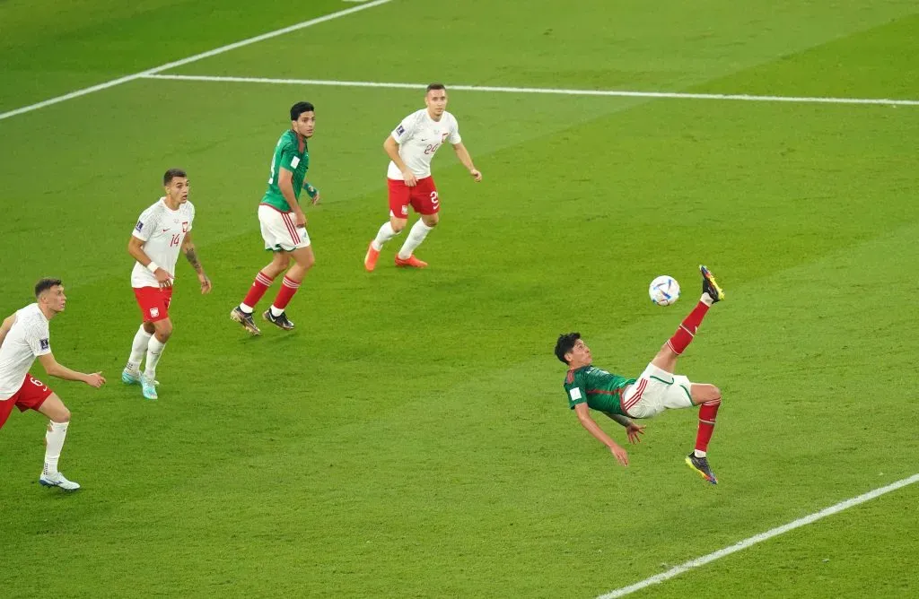 Edson Álvarez en el debut ante Polonia. (Foto: Imago)