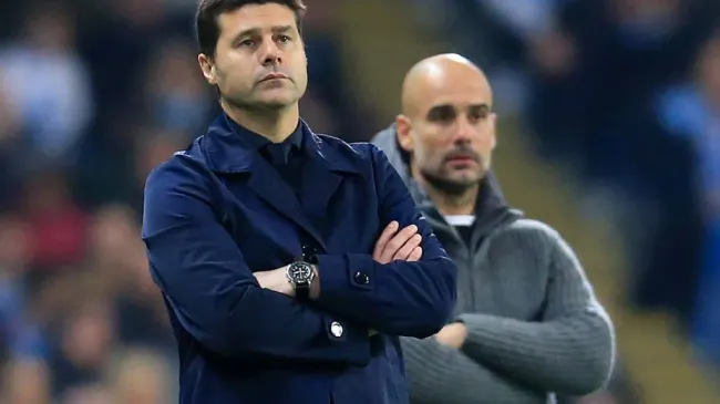 Mauricio Pochettino, DT de Chelsea y Pep Guardiola, DT del Manchester City en la Premier League