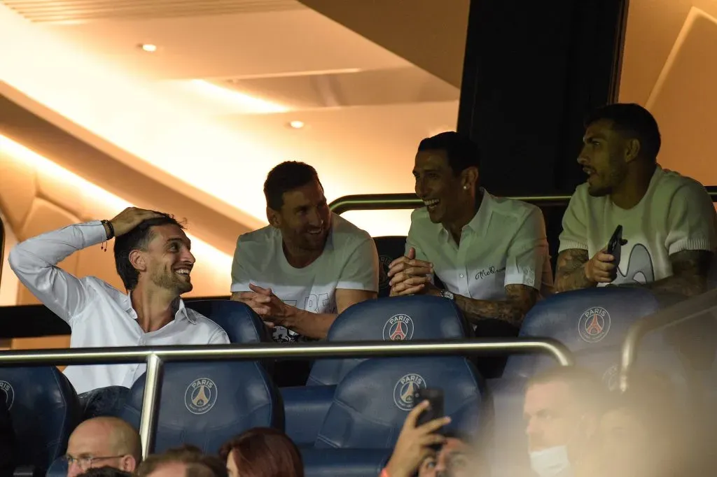 Pastore, junto a Messi, Di María y Paredes viendo un partido del PSG