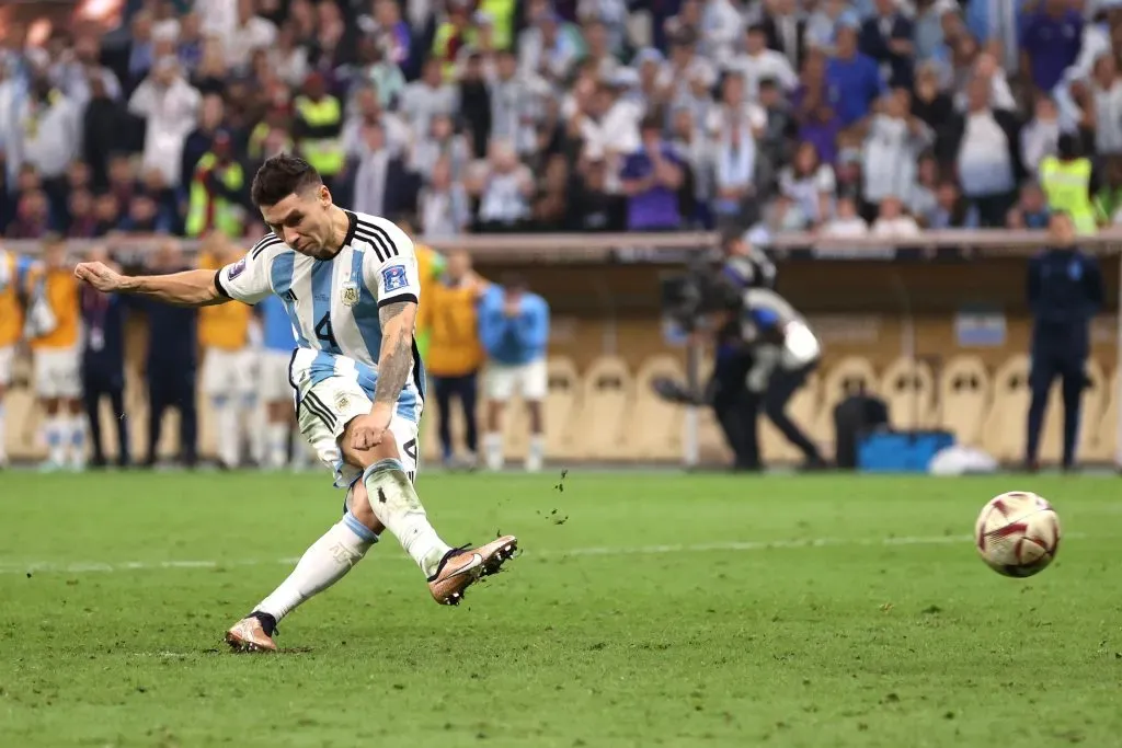 Gonzalo Montiel pateando el histórico penal. (Foto: Getty)