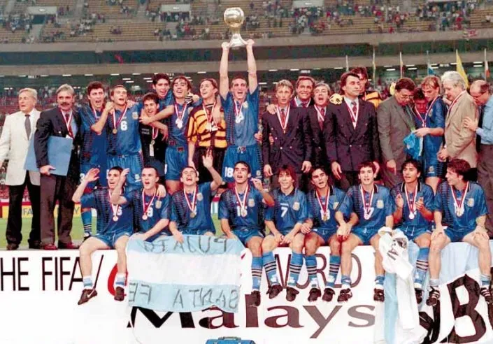 Scaloni con la copa y Quintana, sentado con la casaca número 7. (Foto: @Argentina).