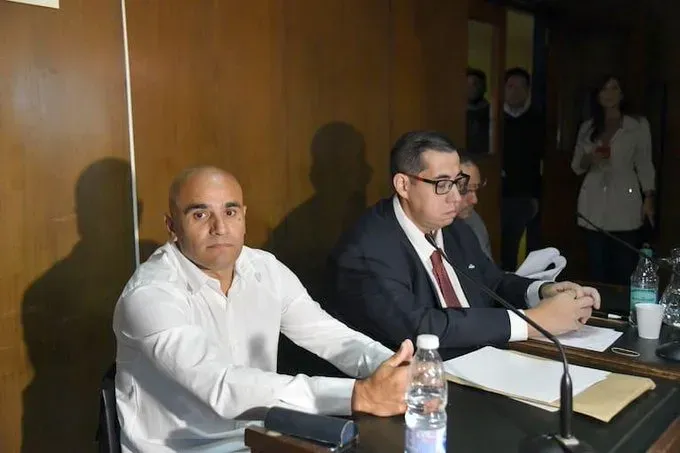 Jorge Martínez junto a su abogado en Comodoro Py. Foto de La Nación.