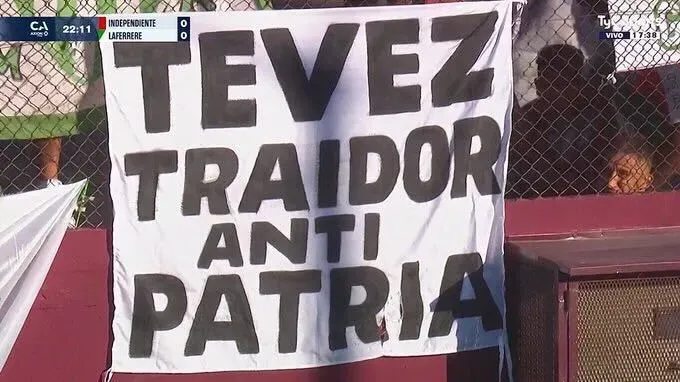 “Tevez traidor anti patria”, la bandera de los hinchas de Laferrere (TyC Sports).