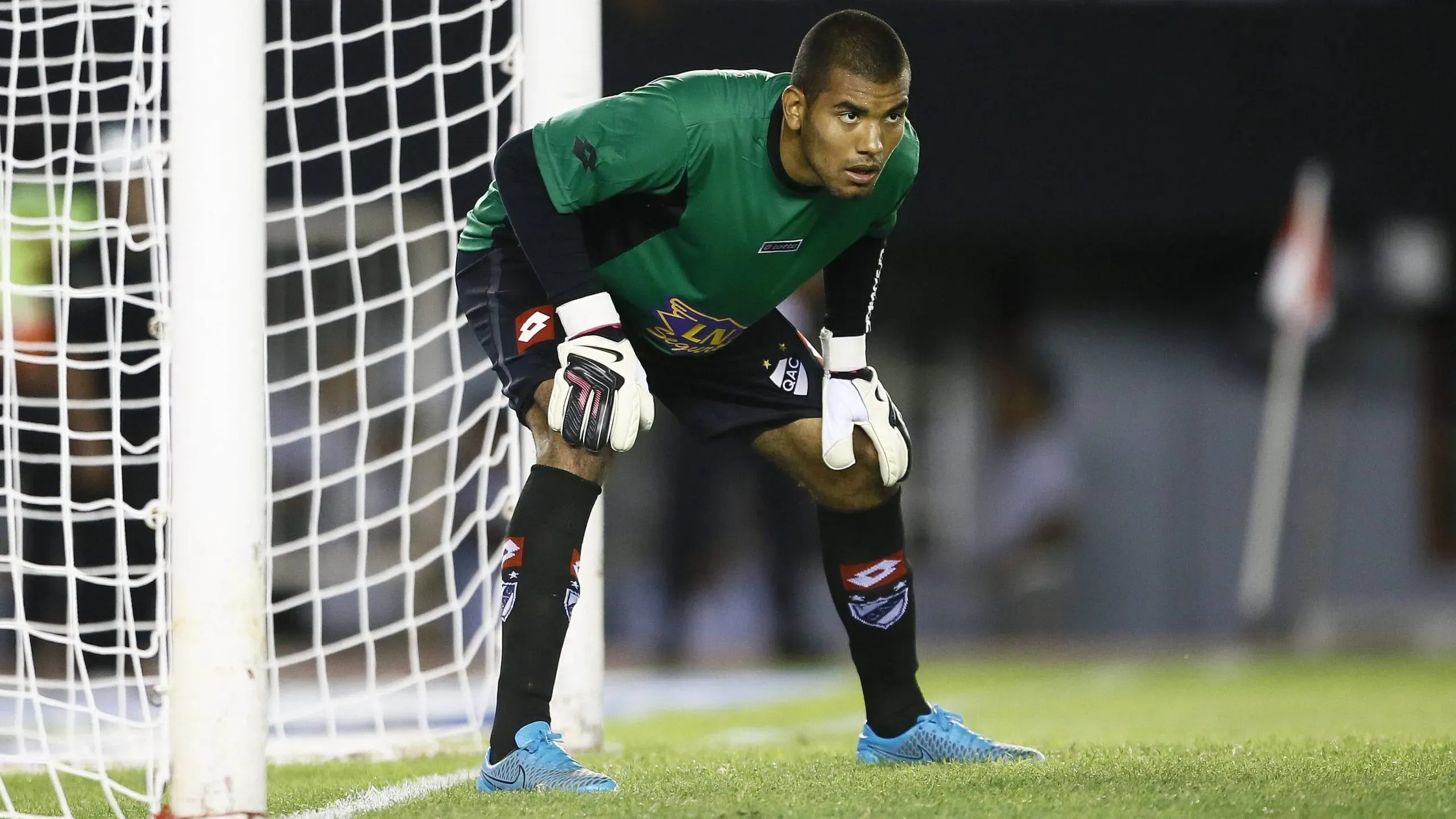 Walter Benítez atajando en el Monumental ante River con Quilmes. (Foto: IMAGO)