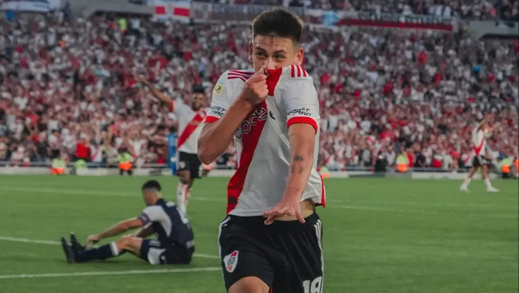 Claudio Echeverri festejando su primer gol en River. (Foto: Prensa River)