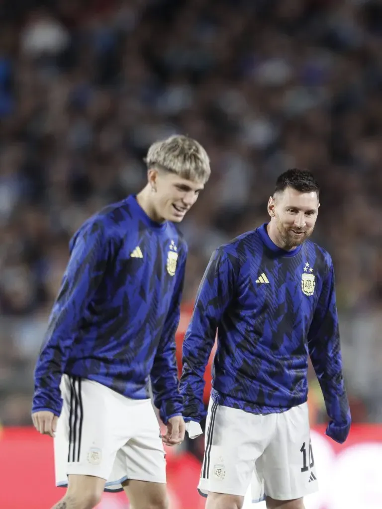 Garnacho junto al mejor del mundo. (Foto: IMAGO).