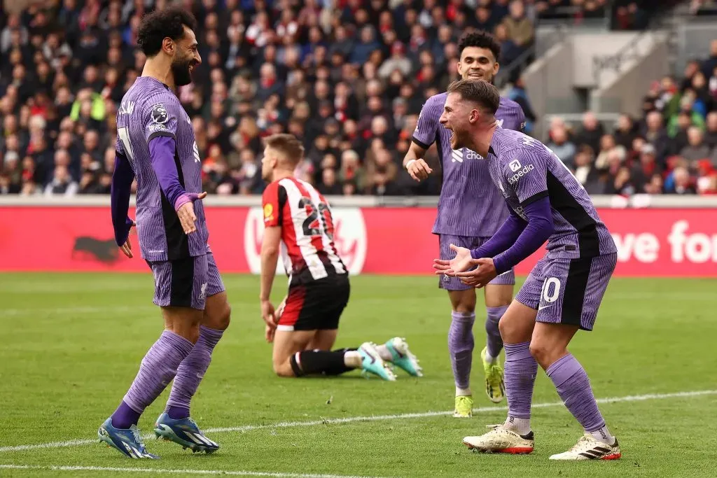 Mac Allister festejando un gol junto a Salah. (Foto: IMAGO)