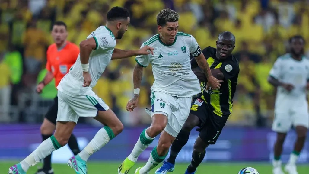 Kanté, enfrentando a Firmino en el último Al Ahli vs. Al Ittihad (Getty Images).