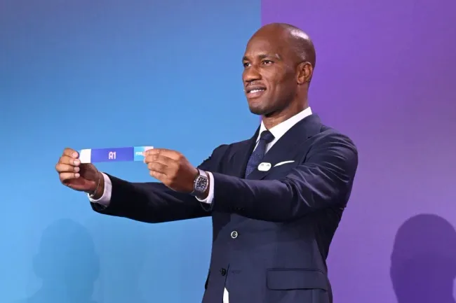 Didier Drogba, ya sin pelo, es un embajador de su país y se lo suele ver en los eventos deportivos.