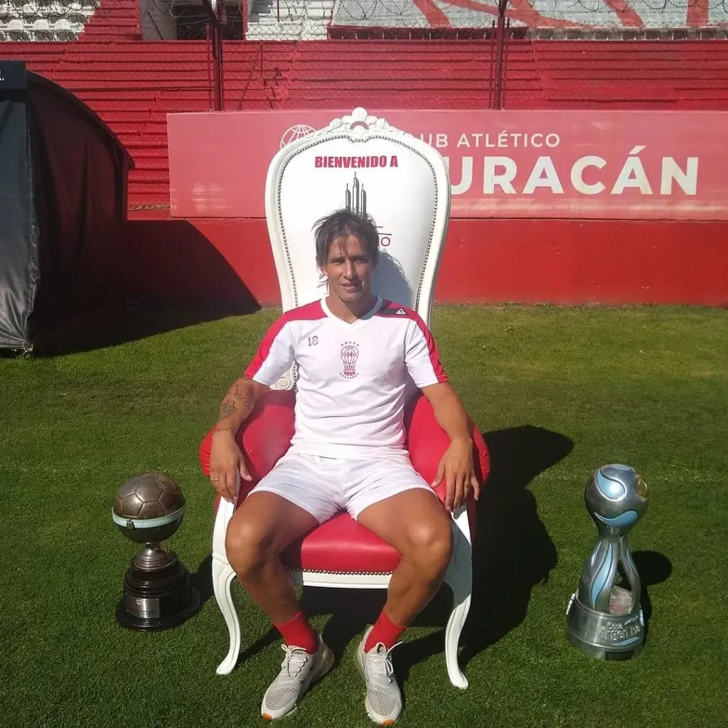 Toranzo y los dos trofeos que logró en su casa, Huracán.-