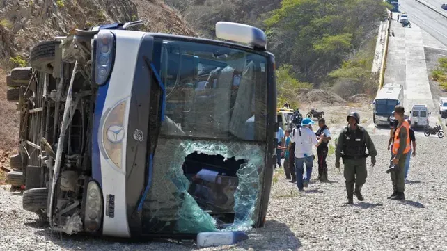 Así quedó el micro que trasladaba a Huracán en Caracas. Foto Archivo.