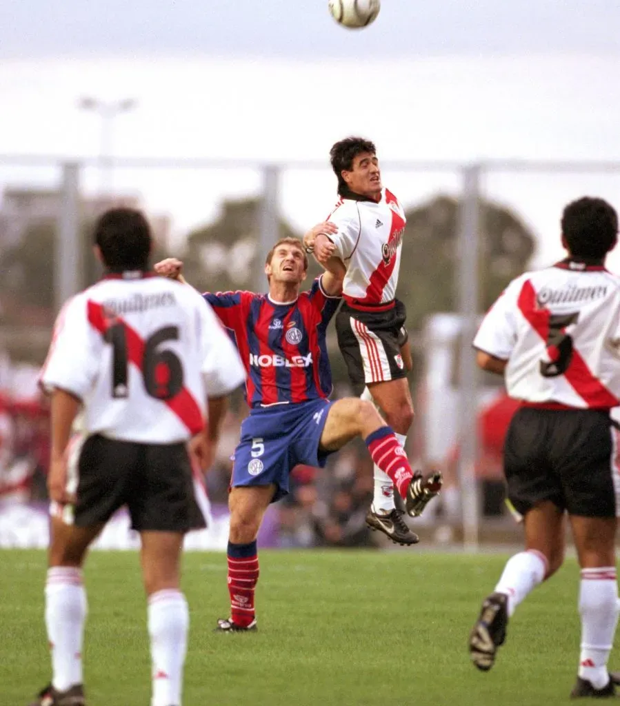 Pablo Michelini disputa la pelota con Ariel Ortega. (Foto: IMAGO).