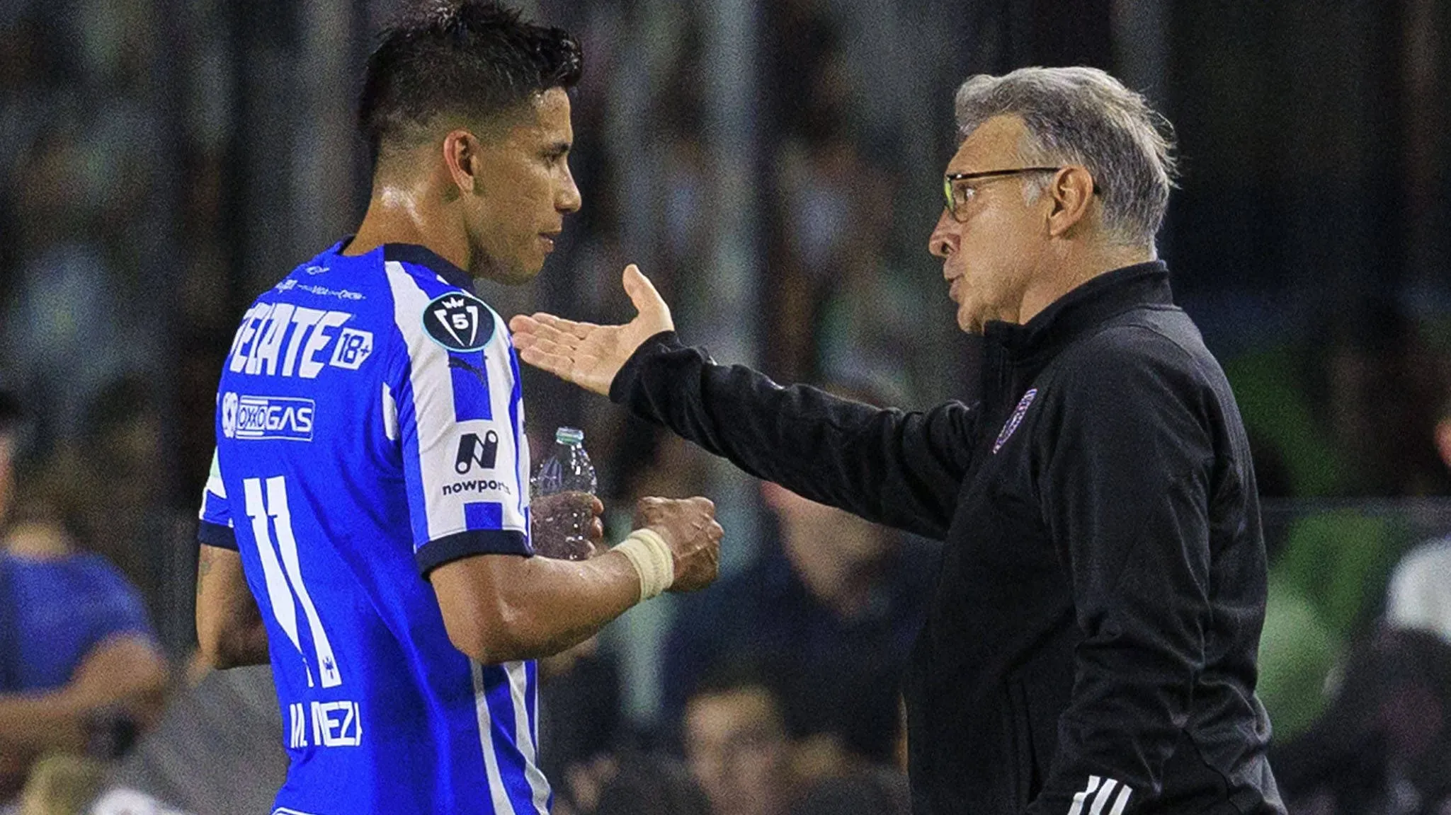 Gerardo Martino junto a Maxi Meza de Rayados durante el choque de ida de los Cuartos de Final de la Concacaf Champions Cup.