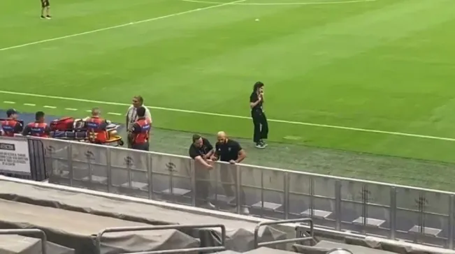 Yassine Cheuko chequeando las vallas del Estadio del Monterrey.