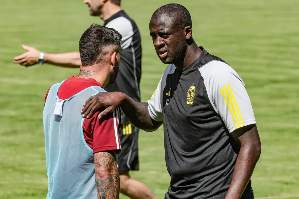 Yaya Touré sigue ligado al fútbol, como asistente de Mancini en Arabia.