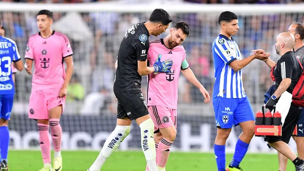 Messi, tras caer con Inter Miami en Monterrey, saludado por Esteban Andrada (Getty Images).