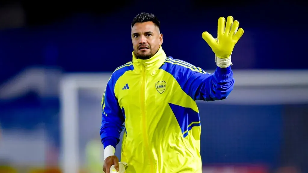 Sergio Romero, saludando a la gente de Boca antes del partido ante Trinidense (Getty Images).